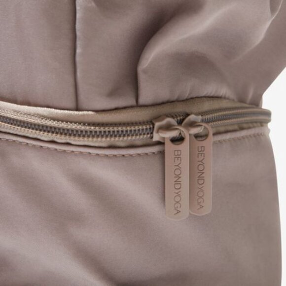 NWOT BEYOND YOGA Convertible Gym Bag Backpack Tote in Birch Retail Price $80.00 - Picture 12 of 13